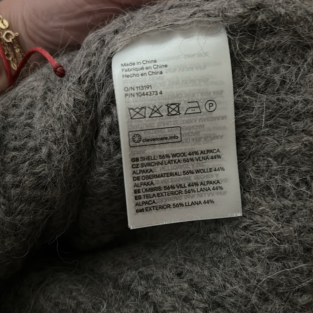 H&M Wool-Alpaca Blend V-Neck Sweater - NWT - Picture 5 of 6